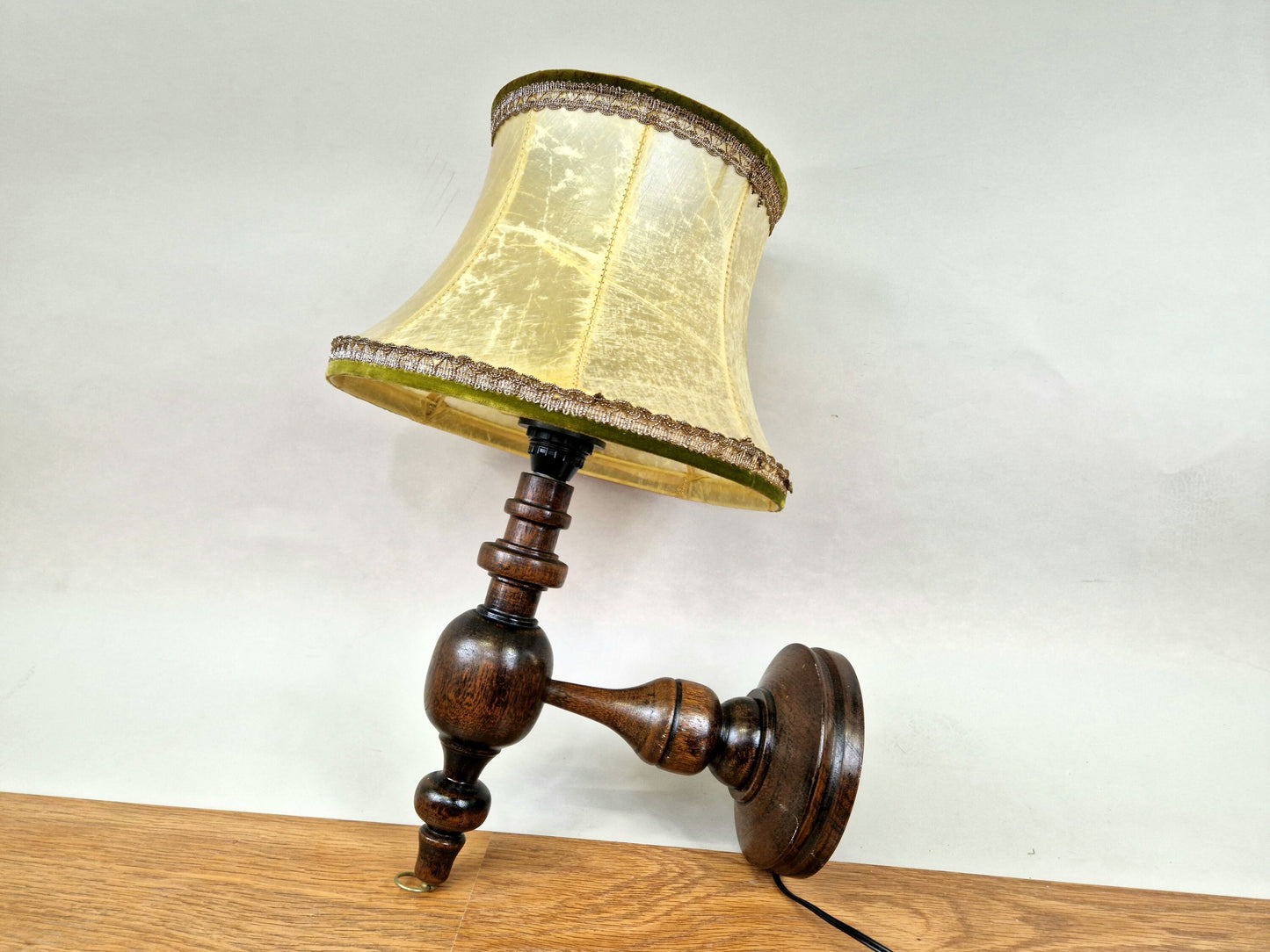 Vintage wandlamp met unieke varkensblaas lampenkap in mid-century design