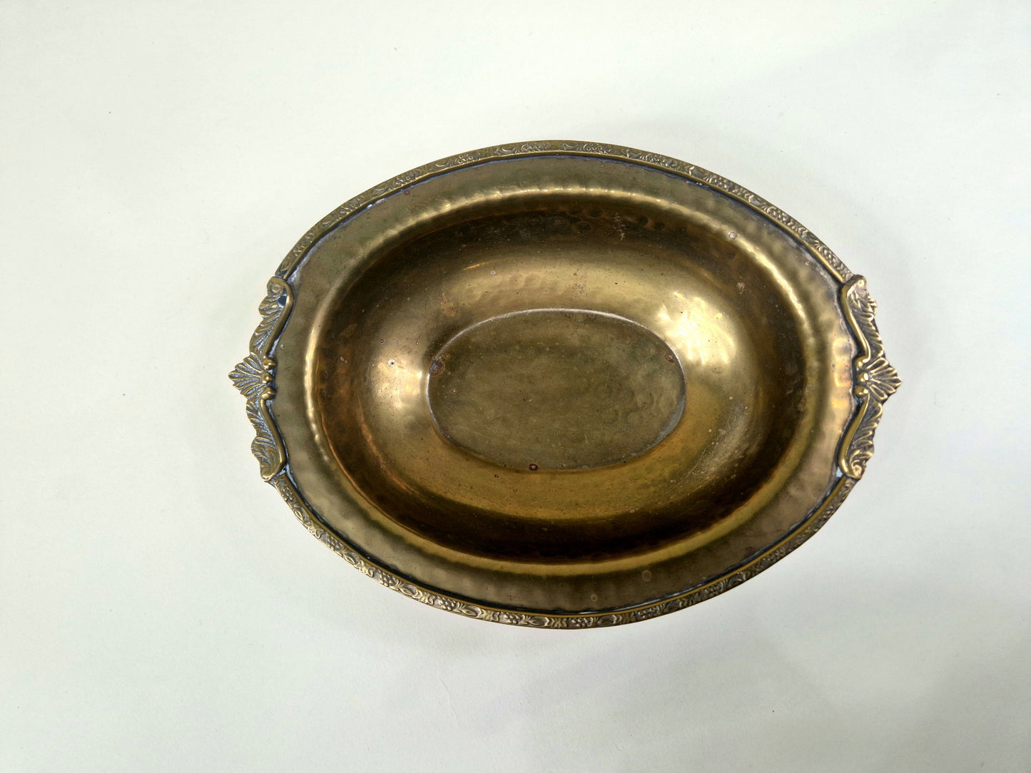 Antieke koperen kom met prachtig Art Nouveau-decor