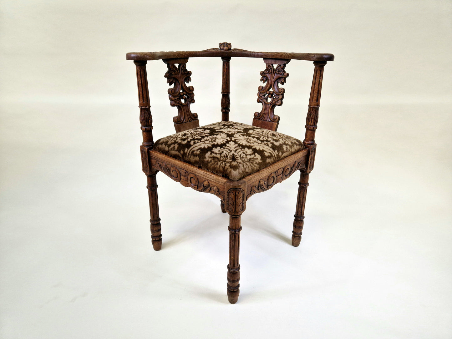 Antique Victorian Carved Walnut Italian Corner Chair - Cherub Head Detail 1900s