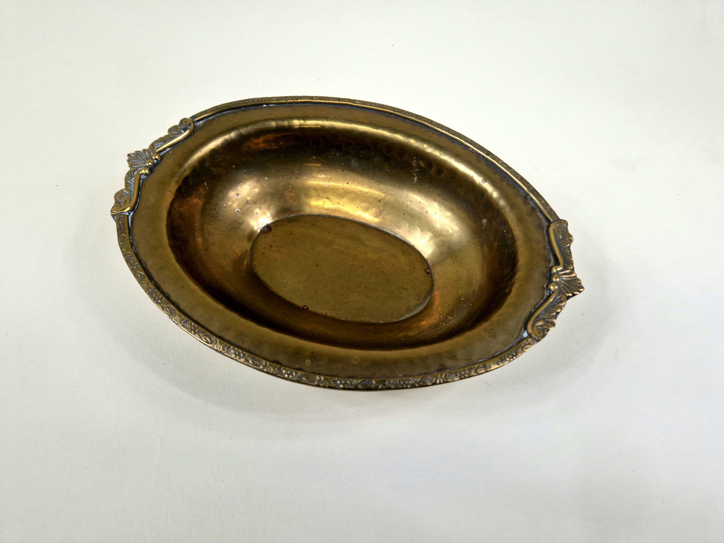 Antieke koperen kom met prachtig Art Nouveau-decor