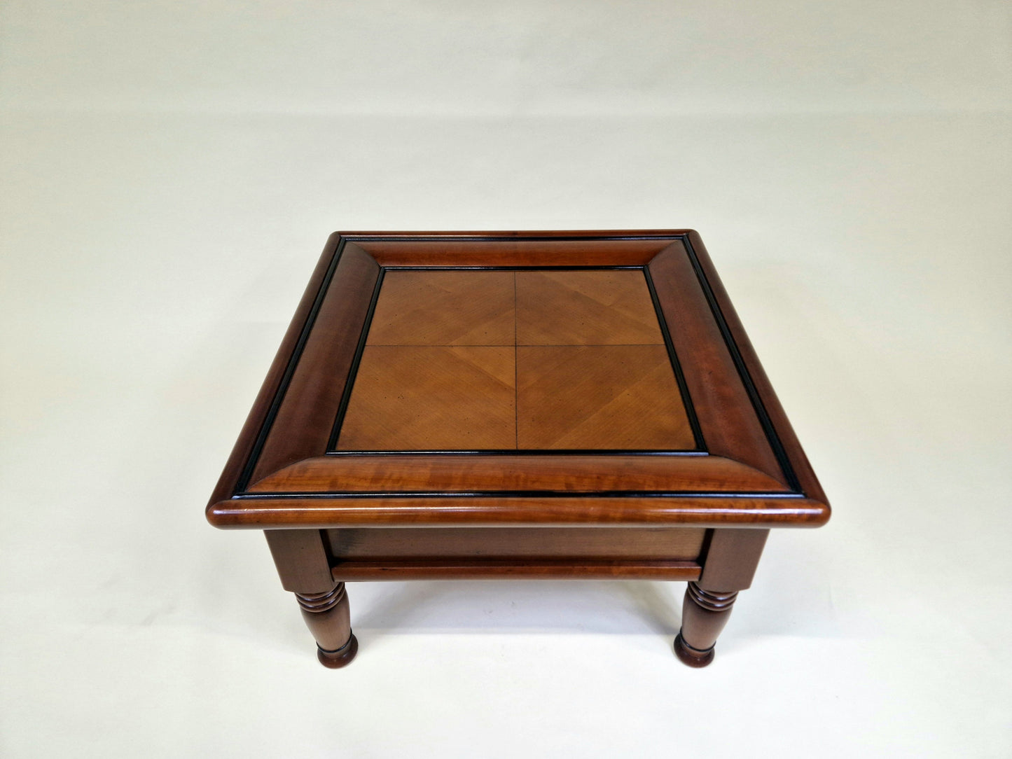 classic mahogany table with carrë inlay