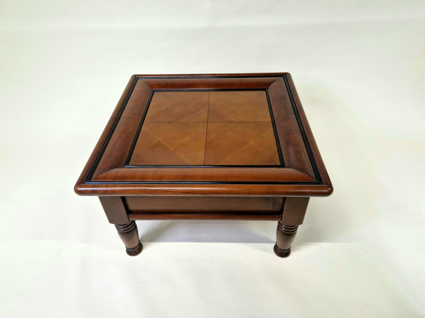 classic mahogany table with carrë inlay