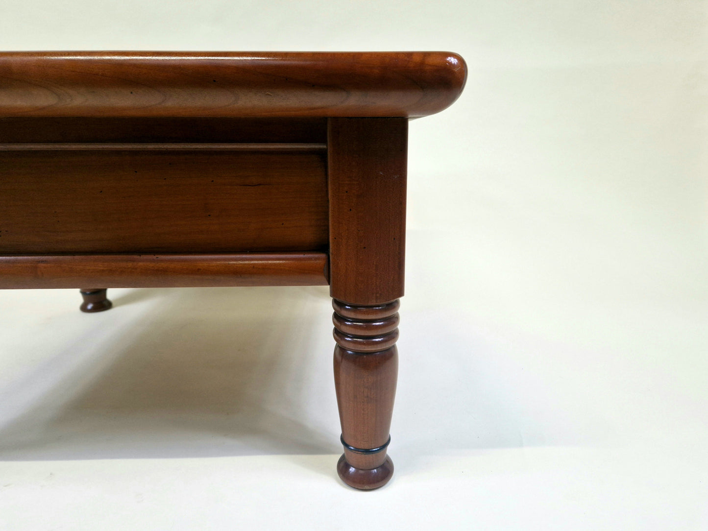 classic mahogany table with carrë inlay
